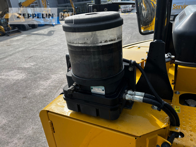 Crawler excavator Cat 325FL: picture 30