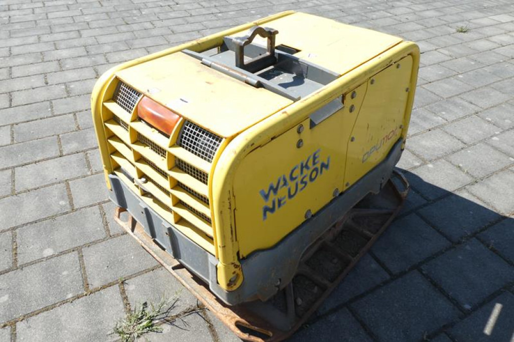 Wacker Neuson SE Wacker Neuson SE Rüttelplatte Baumaschine DPU 110rLem970 inkl. Fernbedienung - Vibratory plate: picture 4 Wacker Neuson SE Wacker Neuson SE Rüttelplatte Baumaschine DPU 110rLem970 inkl. Fernbedienung - Vibratory plate: picture 4