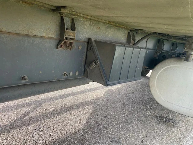 Volvo FM 330 koel vries 2 temperaturen ,CARRIER,met tussenwand, zijdeur en laadklep - Refrigerator truck: picture 5 Volvo FM 330 koel vries 2 temperaturen ,CARRIER,met tussenwand, zijdeur en laadklep - Refrigerator truck: picture 5