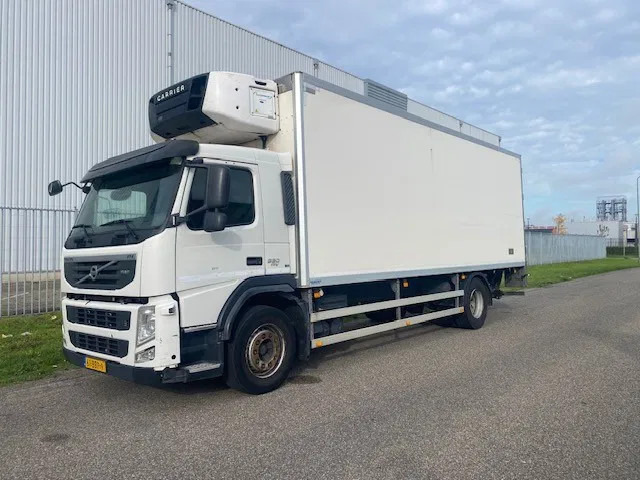 Volvo FM 330 koel vries 2 temperaturen ,CARRIER,met tussenwand, zijdeur en laadklep - Refrigerator truck: picture 1 Volvo FM 330 koel vries 2 temperaturen ,CARRIER,met tussenwand, zijdeur en laadklep - Refrigerator truck: picture 1
