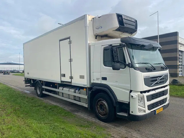 Volvo FM 330 koel vries 2 temperaturen ,CARRIER,met tussenwand, zijdeur en laadklep - Refrigerator truck: picture 2 Volvo FM 330 koel vries 2 temperaturen ,CARRIER,met tussenwand, zijdeur en laadklep - Refrigerator truck: picture 2